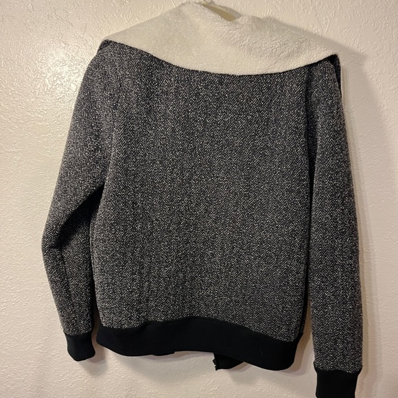 Abercrombie and fitch faux fur lined black jacket - Picture 2 of 3